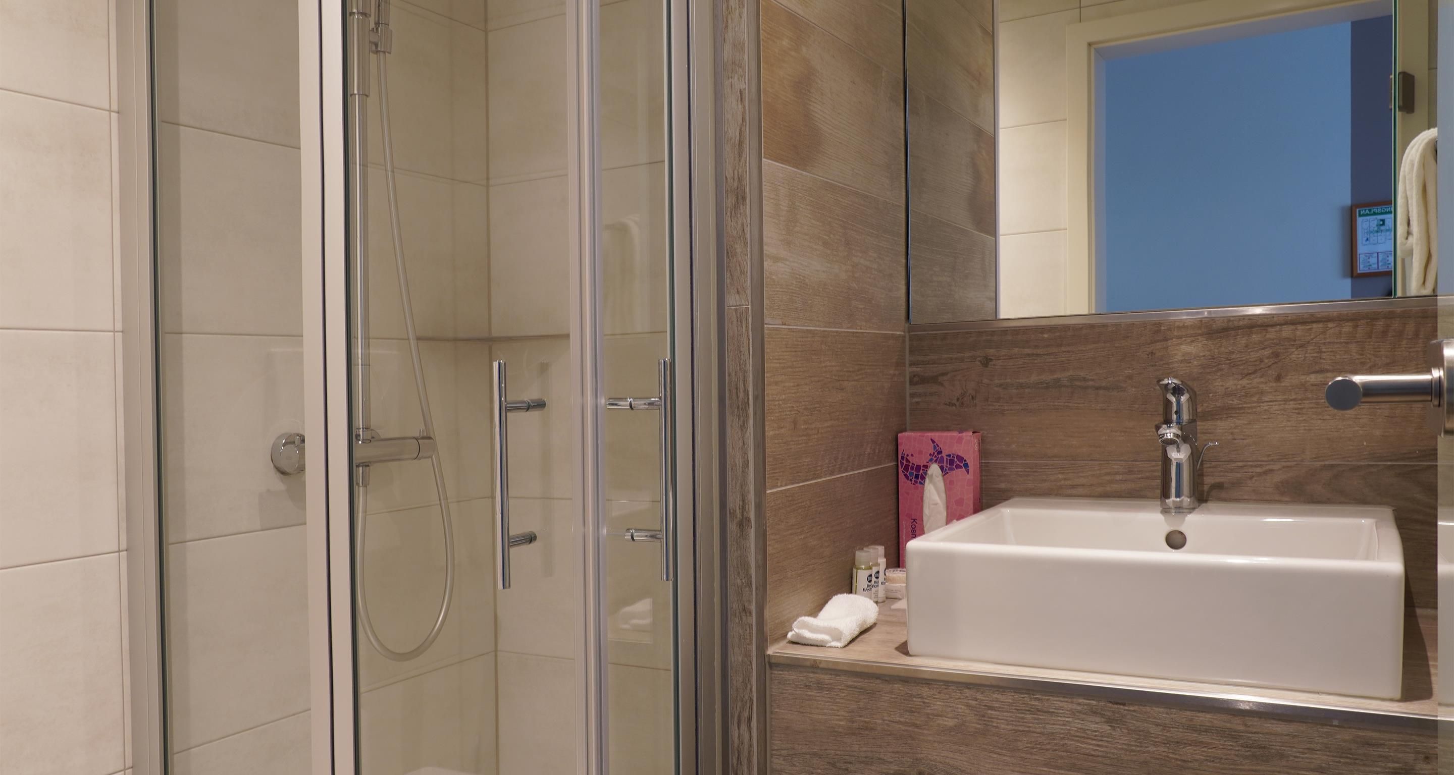 Standard Room, 1 King Bed | Minibar, in-room safe, desk, soundproofing