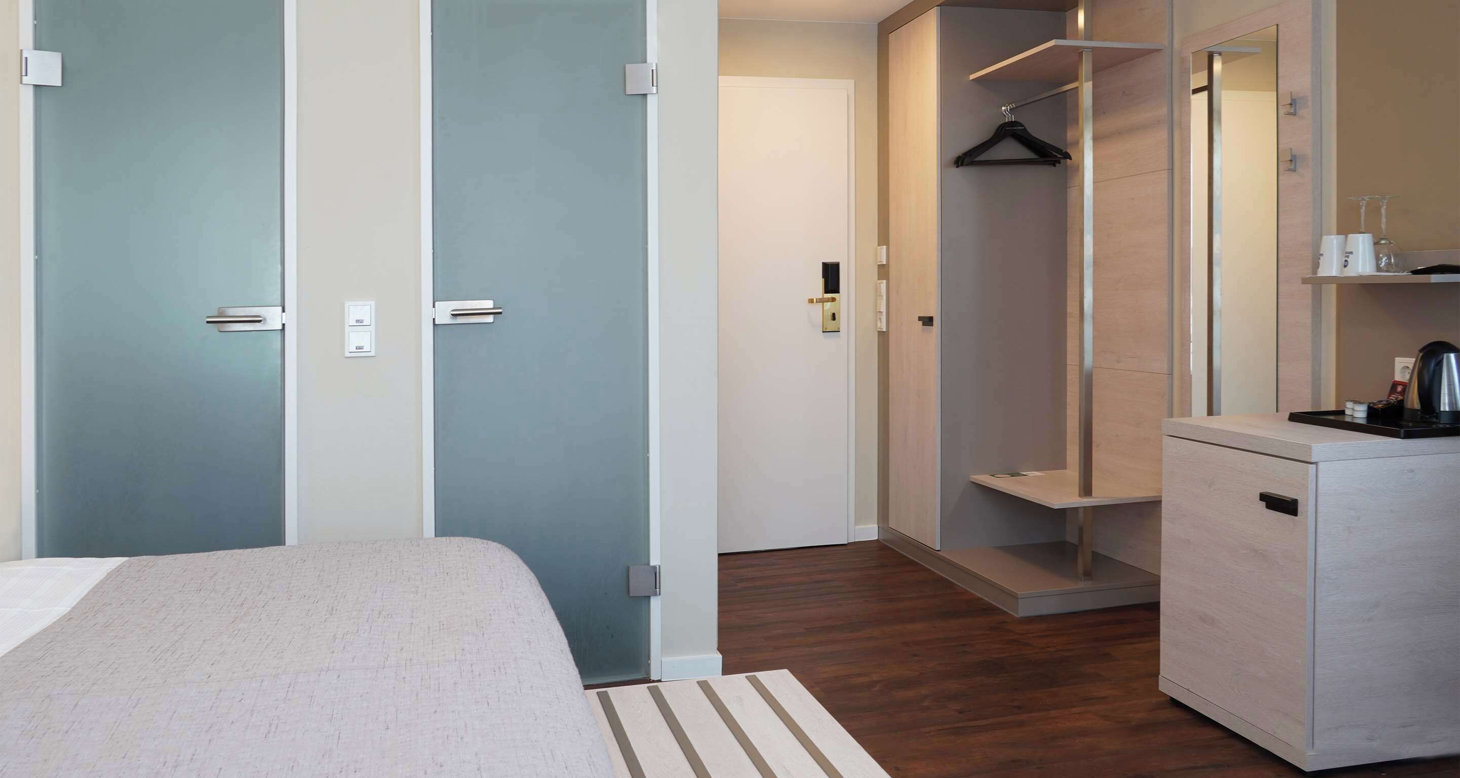 Standardzimmer, 1 King-Bett | Minibar, Zimmersafe, Schreibtisch, schallisolierte Zimmer