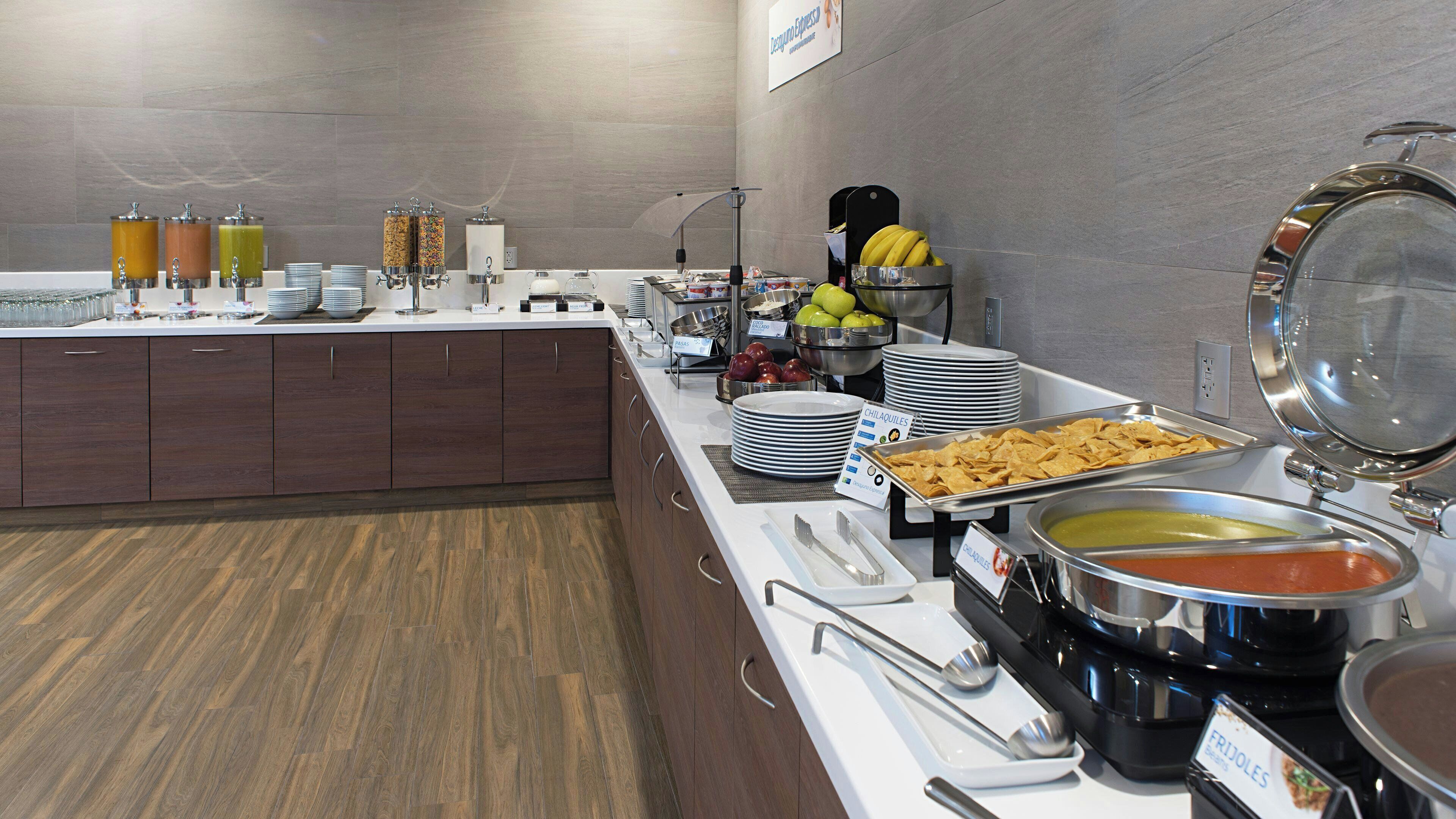 Montaje tipo bufé con diversos alimentos y utensilios.