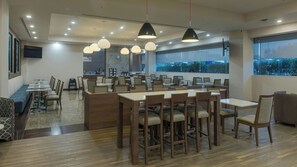Free daily on-the-go breakfast - Holiday Inn Express Mexico - Toreo by IHG (Naucalpan)
