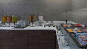 A buffet area with various food options, including cereal, yogurt, and fruit. - Holiday Inn Express Mexico - Toreo by IHG (Naucalpan)