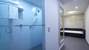 Suite, 1 King Bed | Jetted tub - Holiday Inn Express Mexico - Toreo by IHG (Naucalpan)