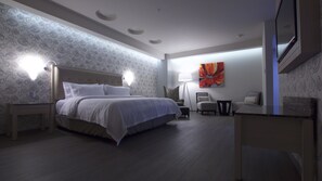 Suite, 1 King Bed | In-room safe, desk, soundproofing, iron/ironing board - Holiday Inn Express Mexico - Toreo by IHG (Naucalpan)