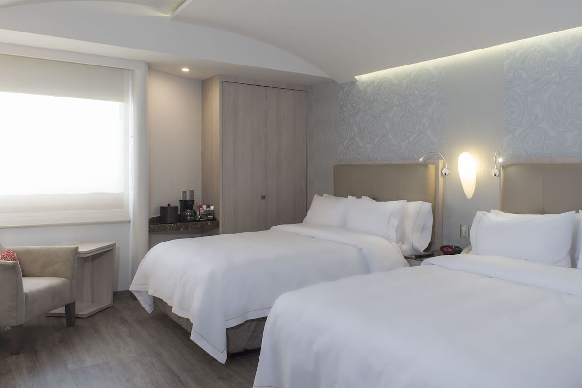 Standardzimmer, 2 Queen-Betten | Zimmersafe, Schreibtisch, schallisolierte Zimmer, Bügeleisen/Bügelbrett
