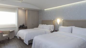 Standard-huone, 2 keskisuurta parisänkyä | Tallelokero huoneessa, työpöytä, äänieristys, silitysrauta/-lauta