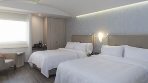 Standard Room, 2 Queen Beds | In-room safe, desk, soundproofing, iron/ironing board - Holiday Inn Express Mexico - Toreo by IHG (Naucalpan)
