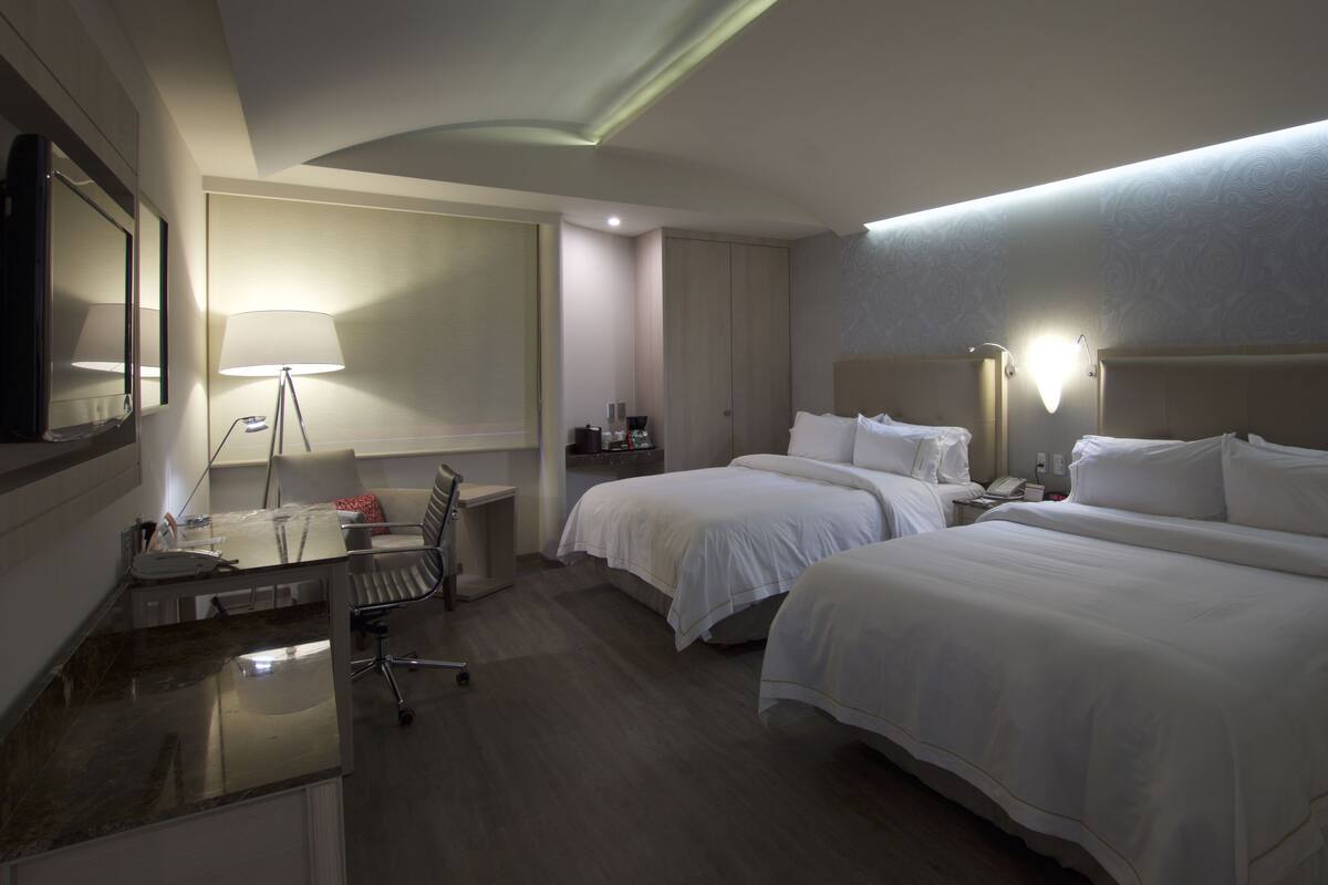 Standard Room, 2 Katil Ratu (Queen) | Peti besi dalam bilik, meja, kalis bunyi, seterika/papan seterika 