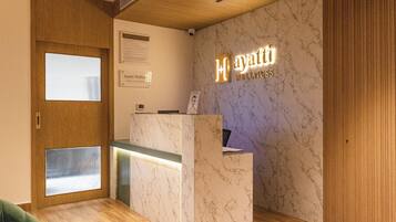 Couples treatment rooms, body treatments, deep-tissue massages