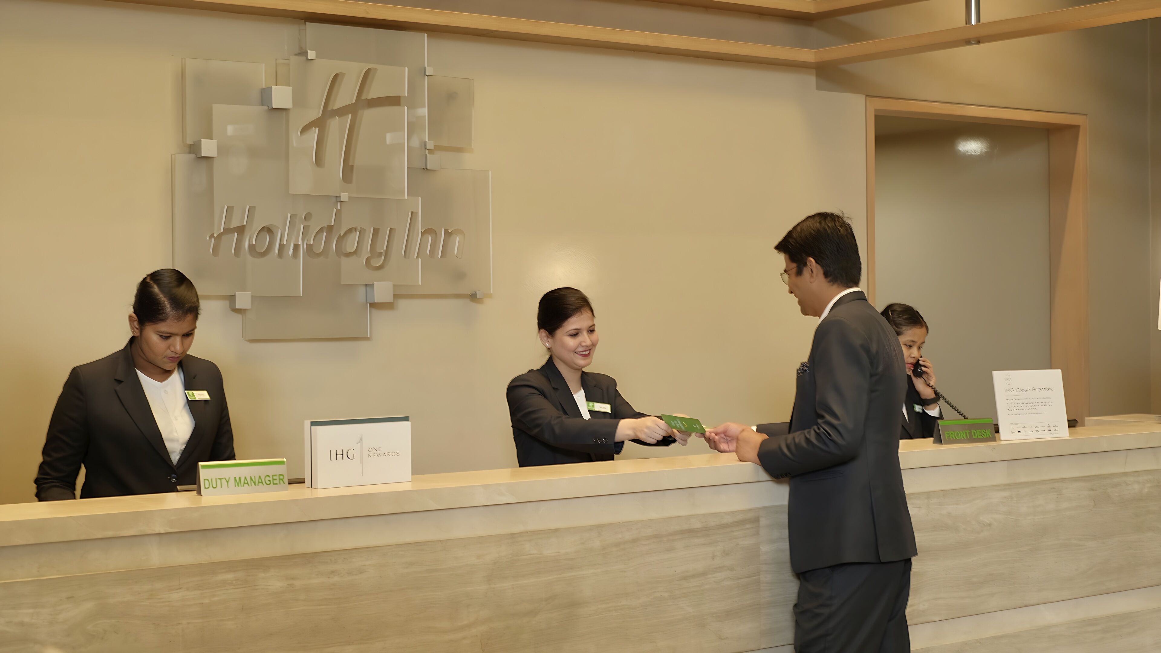 Ein Hotelrezeption mit Mitarbeitern.