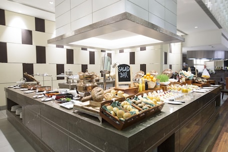 Restaurant. Holiday Inn Chennai OMR IT Expressway by IHG
