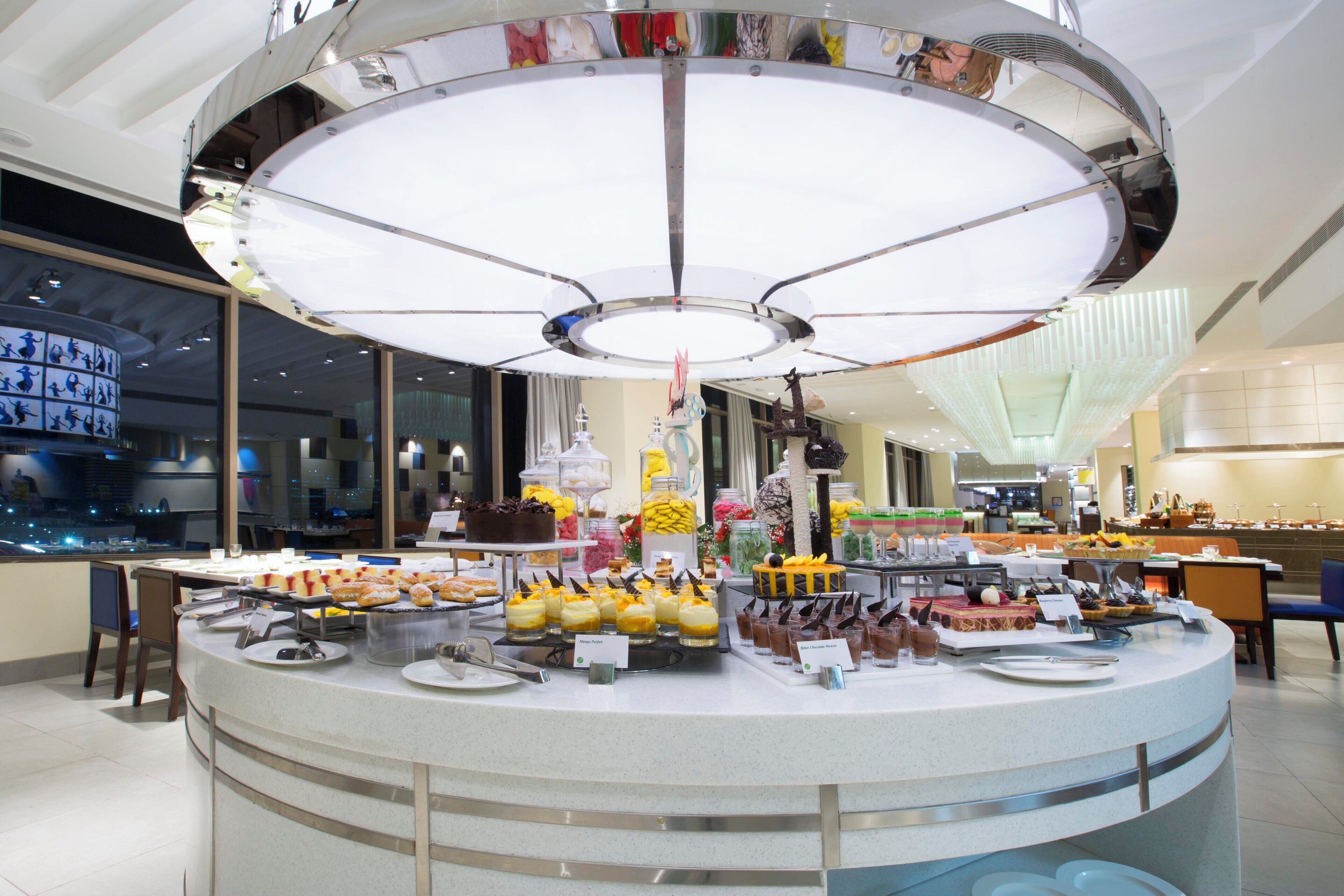 Een buffetgedeelte met diverse etenswaren en een opvallende decoratieve lamp in het midden.