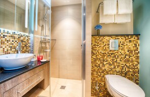 Habitación superior con 2 camas individuales | Baño | Ducha, artículos de higiene personal ecológicos y secador de pelo