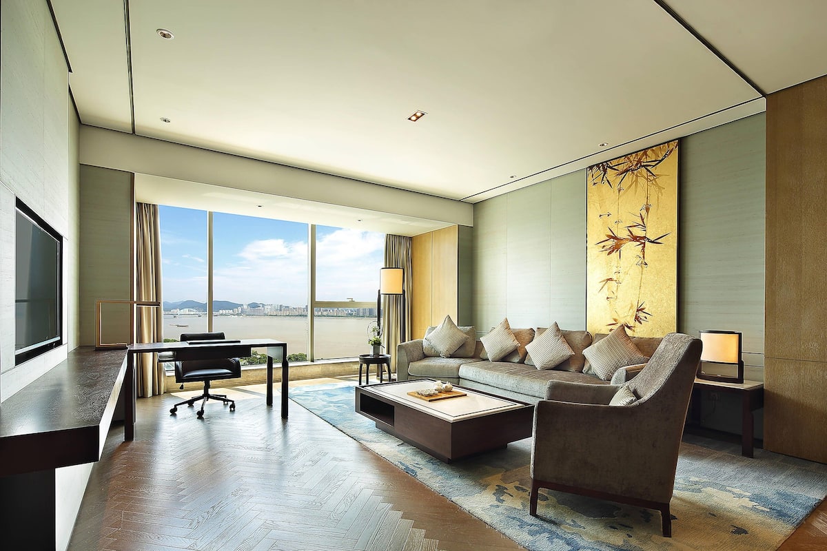 Club-Suite, 1 King-Bett, Flussblick, Eckzimmer | Hochwertige Bettwaren, Minibar, Zimmersafe, Schreibtisch