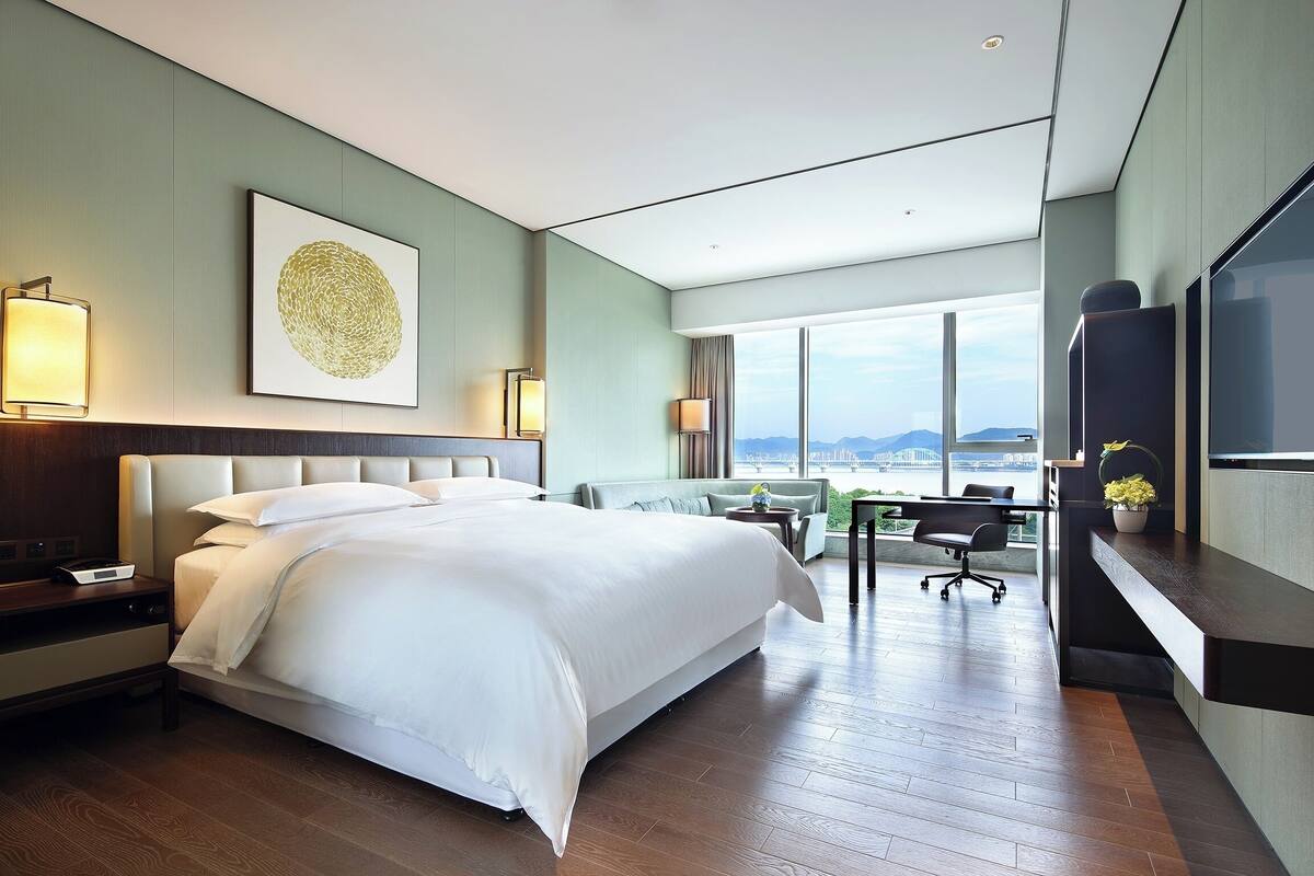 ห้องพัก, เตียงคิงไซส์ 1 เตียง, ปลอดบุหรี่, วิวแม่น้ำ | เครื่องนอนระดับพรีเมียม, มินิบาร์, ตู้นิรภัยในห้องพัก, โต๊ะทำงาน