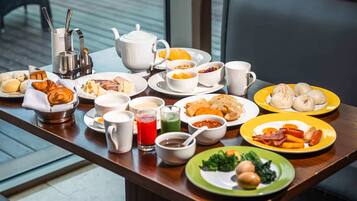 อาหารเช้าแบบบุฟเฟ่ต์ทุกวัน (CNY 198 ต่อคน)