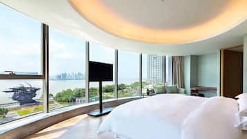 Suite Club, 1 cama de matrimonio grande, vistas al río, en esquina | Ropa de cama de alta calidad, minibar, caja fuerte y escritorio