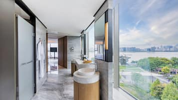 Suite Club, 1 cama de matrimonio grande, vistas al río, en esquina | Ropa de cama de alta calidad, minibar, caja fuerte y escritorio