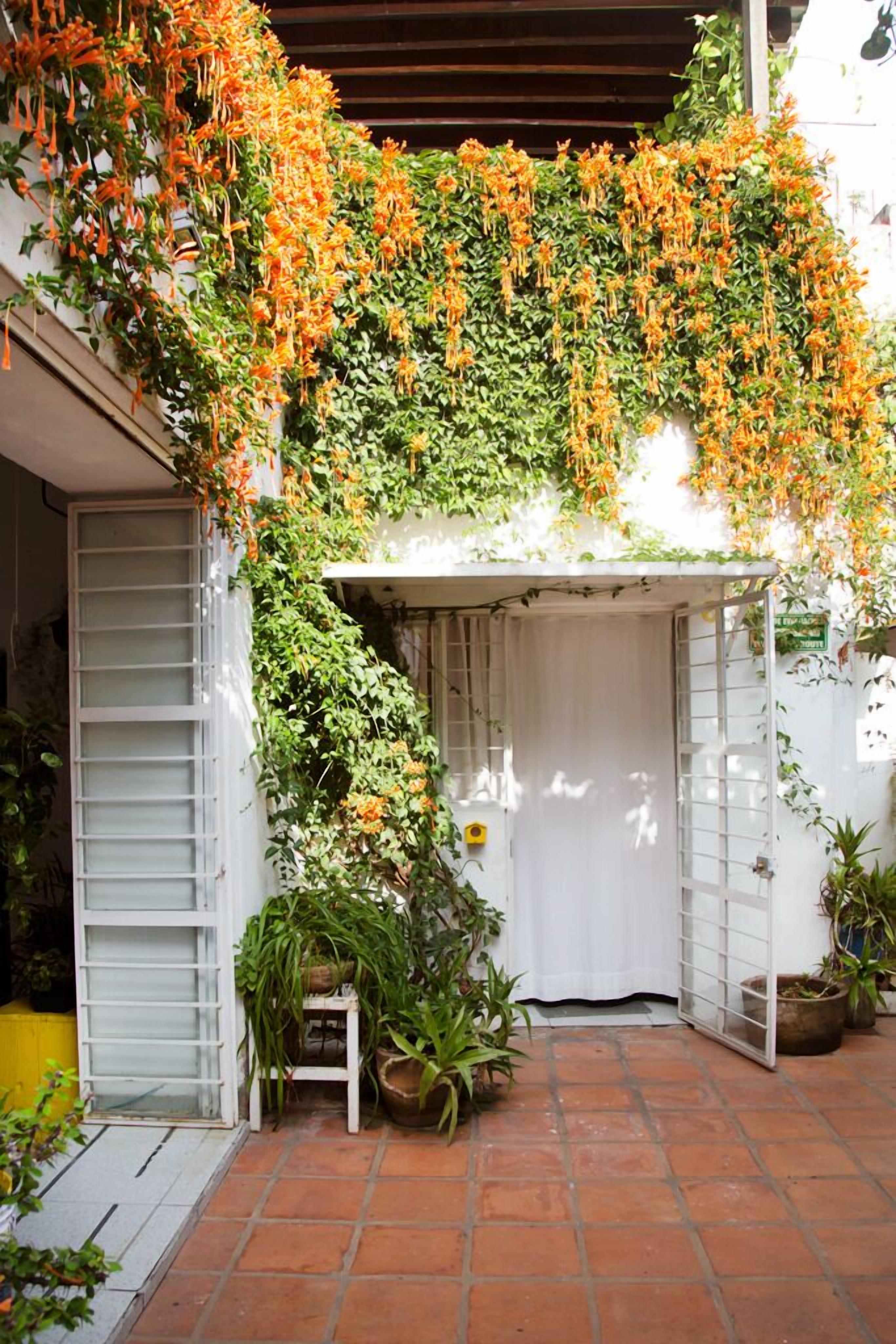 Standard Double Room, 1 Double Bed, Shared Bathroom, Courtyard View | Iron/ironing board, free WiFi, bed sheets