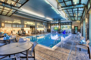 Inomhuspool, en säsongsöppen utomhuspool, parasoller och solstolar