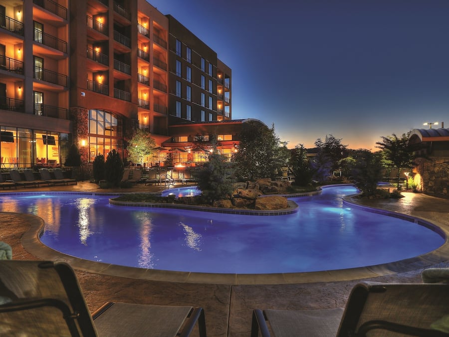 Innenpool, Außenpool (je nach Saison geöffnet), Sonnenschirme