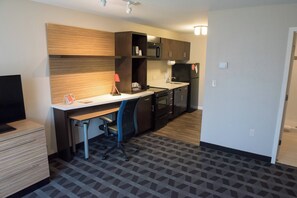 Premium bedding, desk, laptop workspace, iron/ironing board - TownePlace Suites by Marriott Battle Creek (Battle Creek)