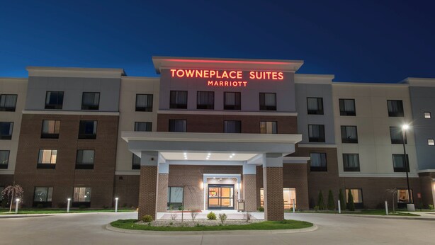 Un hôtel à plusieurs étages, reconnaissable à son enseigne bien visible indiquant « Towneplace Suites Marriott ».
