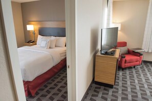 Premium bedding, desk, laptop workspace, iron/ironing board - TownePlace Suites by Marriott Battle Creek (Battle Creek)