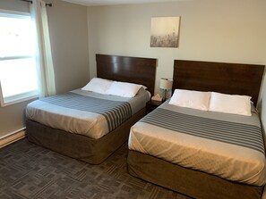 标准房, 2 张大床 | 办公桌、折叠床/加床（额外收费）、免费 WiFi