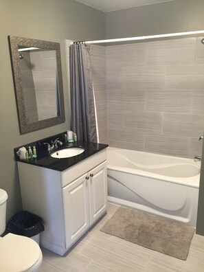 Combined shower/bathtub, free toiletries, towels