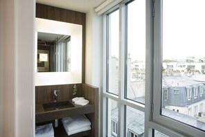 Artículos de tocador gratuitos, secador de pelo, toallas, jabón