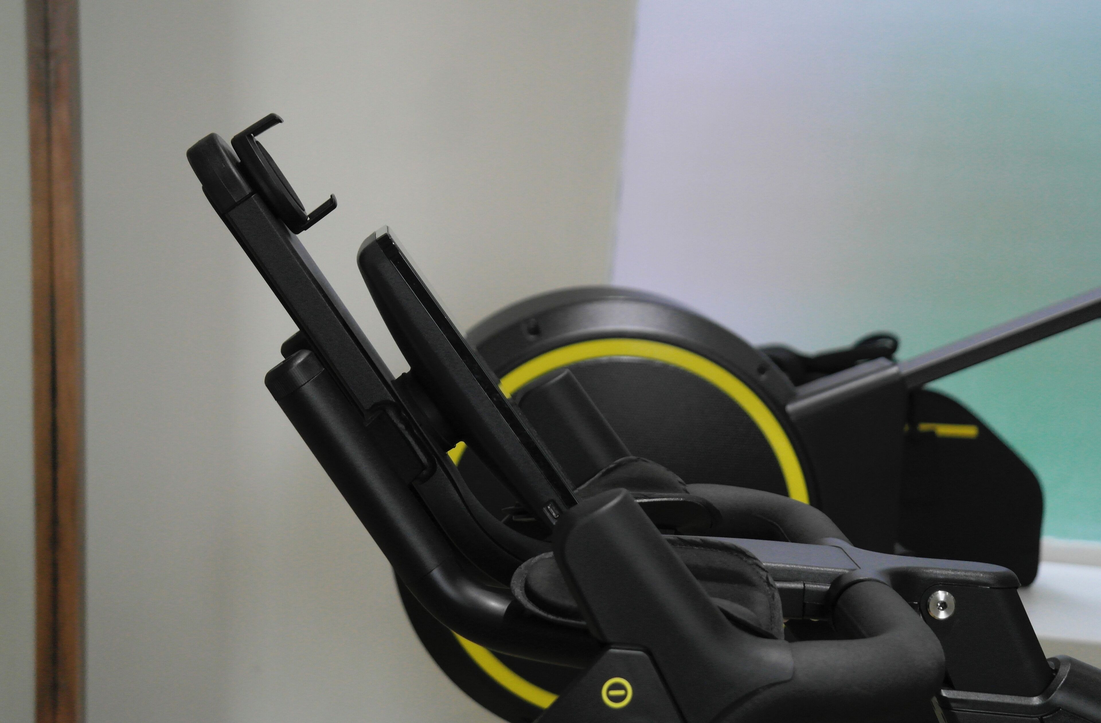 Una bicicleta estática con diseño negro y amarillo, un panel de control y un asiento.