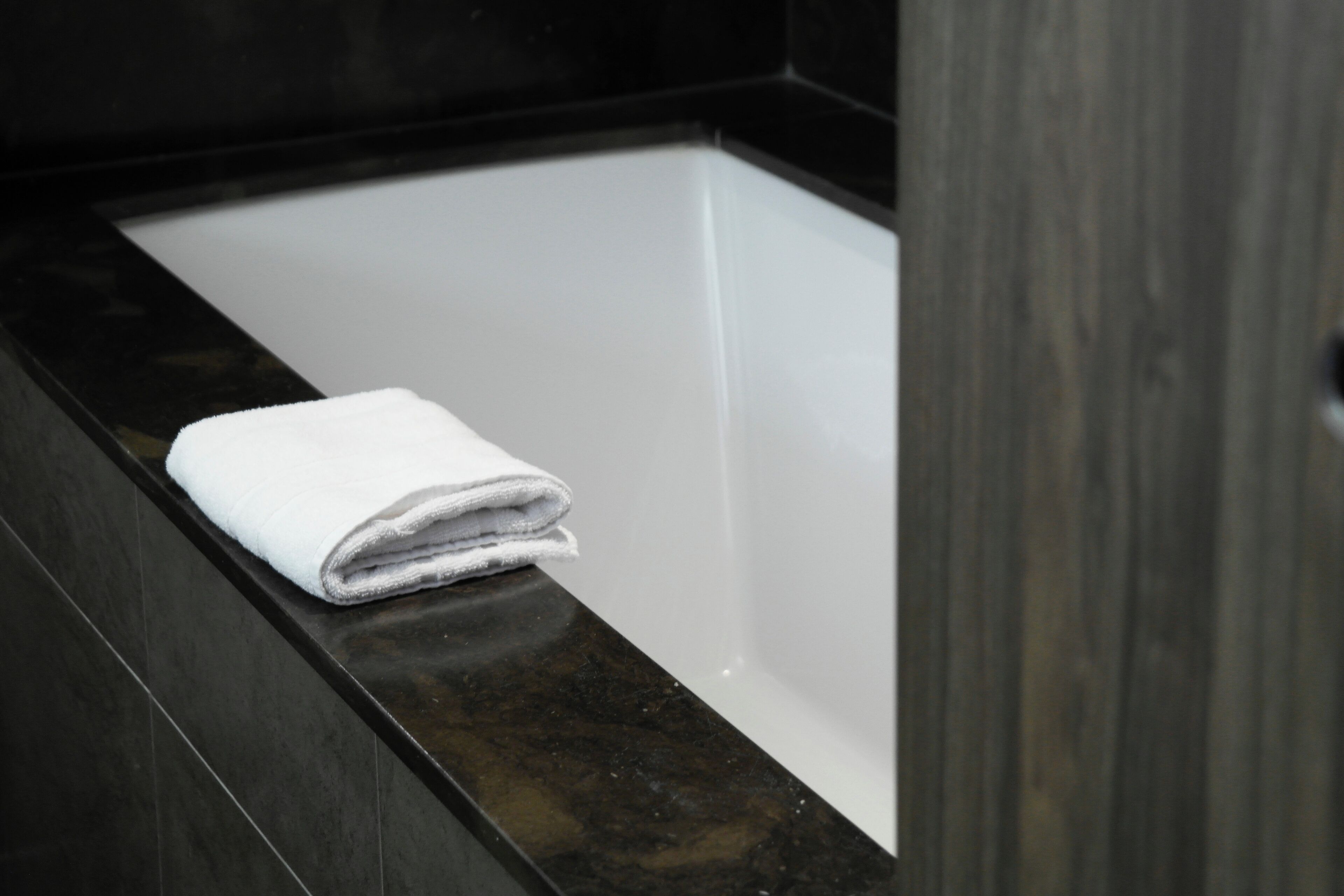 junior room | deep-soaking bathtub