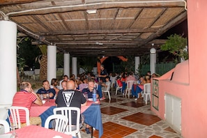 Se sirven desayunos, almuerzos, cenas y cocina local