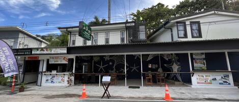 Um edifício com uma placa indicando 'de Posada de los Santos' e uma bilheteria de 'National Park Tickets'.