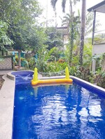 18-英寸纯平电视 （配备有线频道）、电视