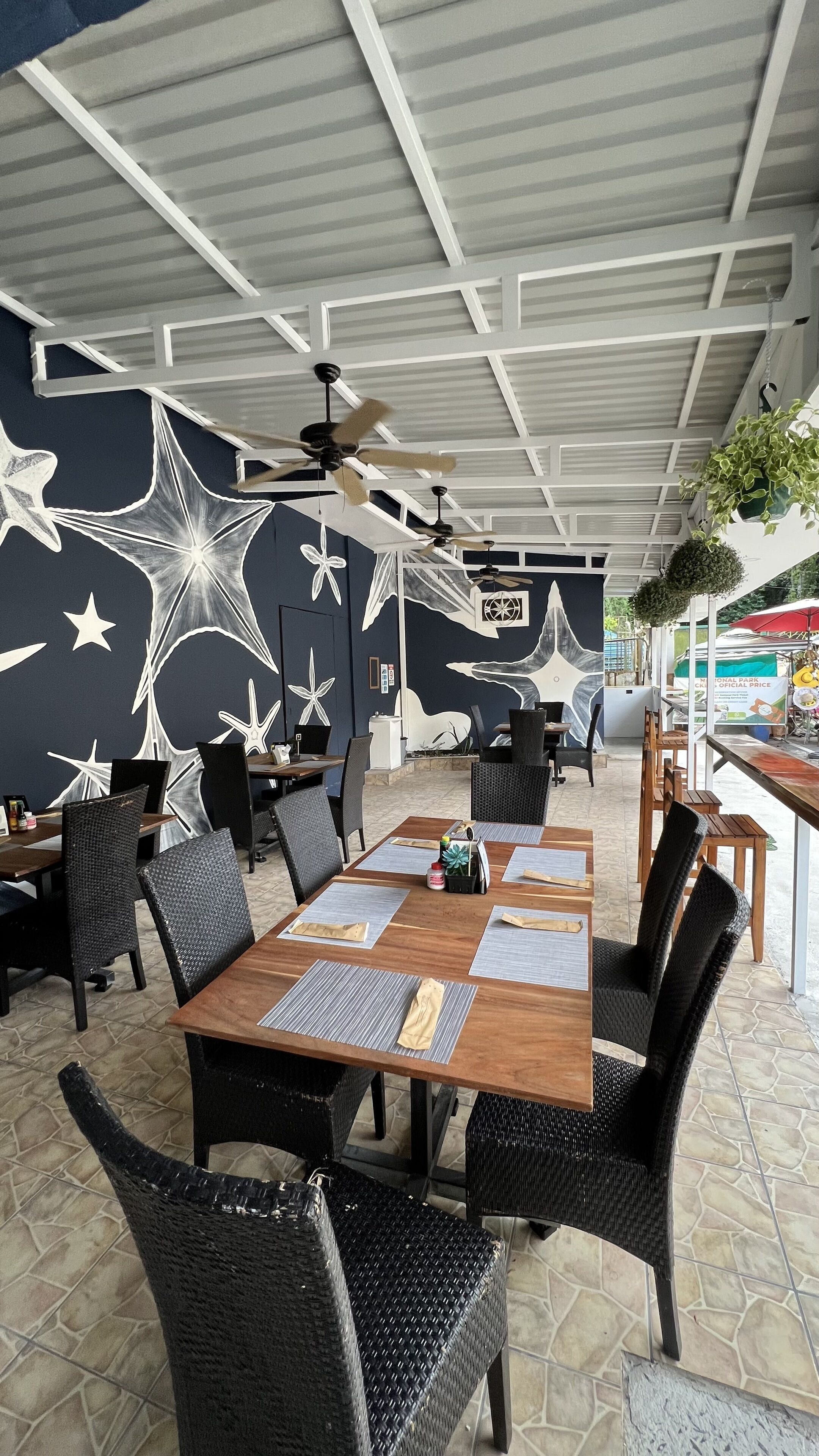 供应早餐和午餐