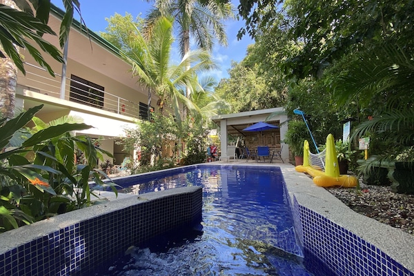 Televisor de pantalla plana de 18 polzades amb canals per cable