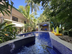 18-inch flat-screen TV with cable channels, TV - Hotel La Posada and Jungle (Quepos)