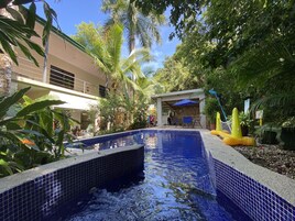 18-英寸纯平电视 （配备有线频道）、电视