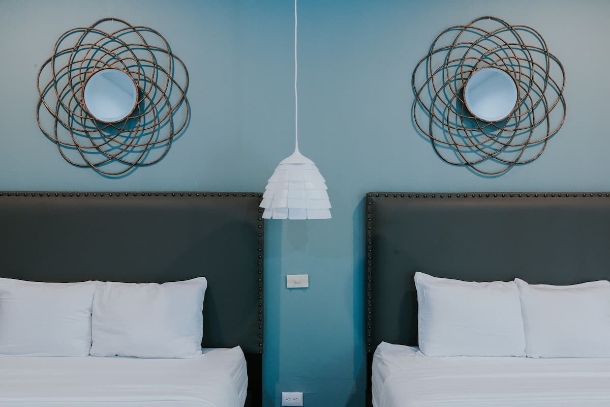Suite Deluxe | Minibar, in-room safe, WiFi (free), individually decorated