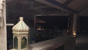 Un farol blanco sobre una encimera con un letrero que dice 'CAFE'.