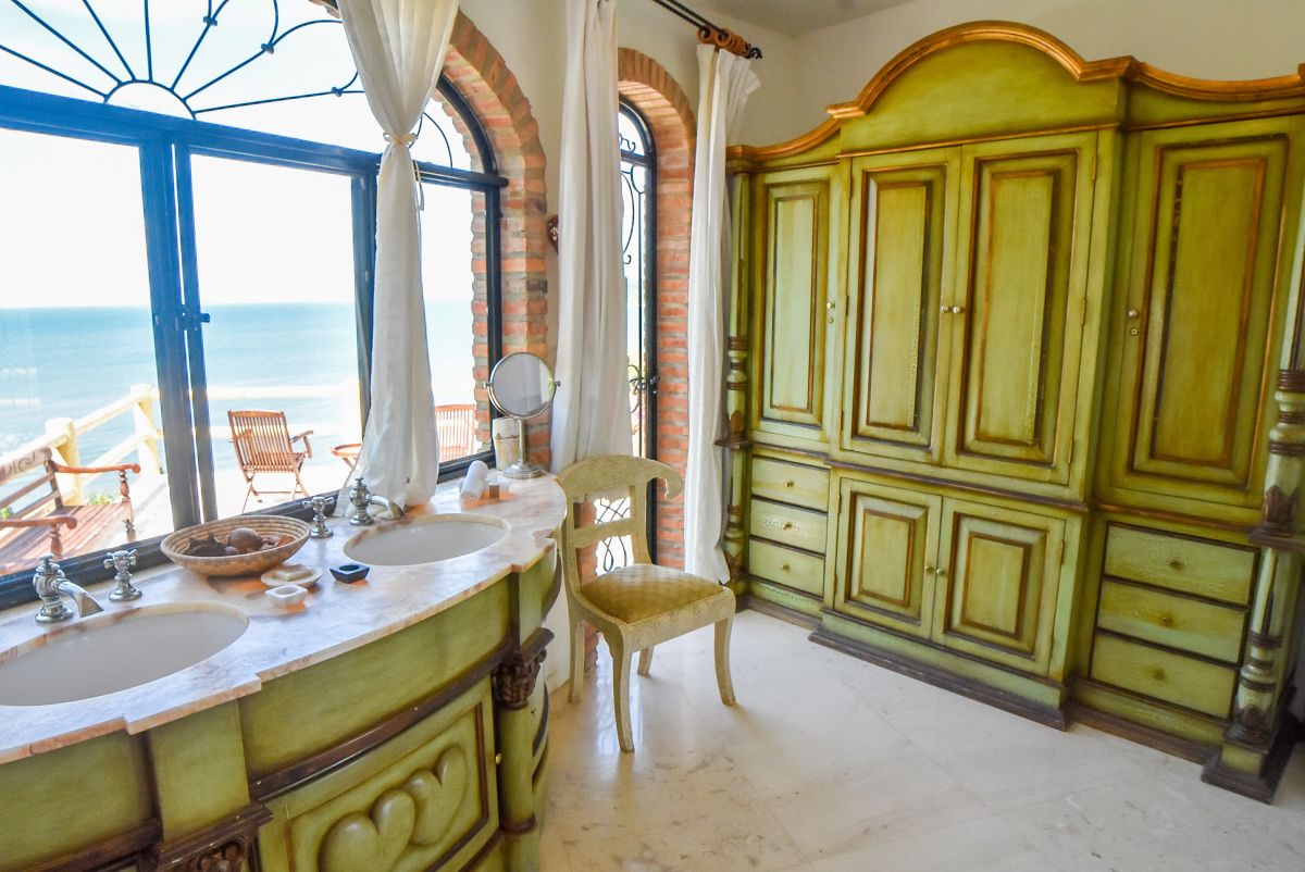 luxury suite, 3 bedrooms, non smoking (la gran villa) | bathroom | free toiletries, towels