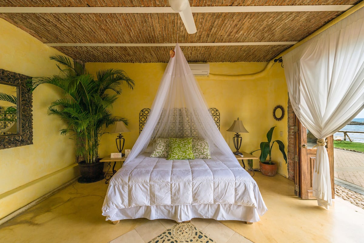 Villa La Playa | Premium bedding, in-room safe, bed sheets
