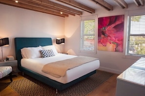 Standard Queen Room, 1 Queen Bed, Non Smoking (Adults Only) | 高級寢具、迷你吧、隔音、熨斗/熨衣板