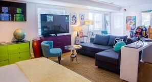 Private Suite, 1 King Bed, Non Smoking (Private Suite - Adults Only) | Ylelliset vuodevaatteet, minibaari, silitysrauta/-lauta, vuodevaatteet