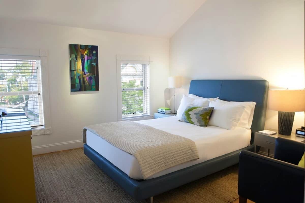 Standard Queen Room, 1 Queen Bed, Non Smoking (Adults Only) | Premium bedding, minibar, iron/ironing board, bed sheets