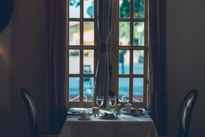 Déjeuner et dßner servis sur place, cuisine locale et internationale