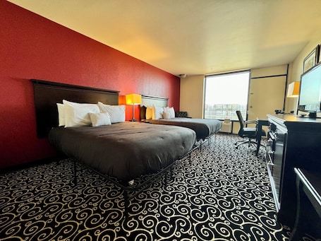 Escritorio y espacio para trabajar con laptop . FairBridge Inn Express Hiawatha