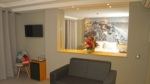 Habitación triple estándar, tina (Oriental) | Área de sala de estar
