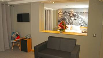 Chambre Triple Standard, baignoire (Oriental) | Coin séjour | Télévision à écran plat